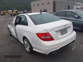 2013 Mercedes-Benz C 300 Sport z VIN WDDGF8ABXDR289262, wystawiony jako IAAI lot #42181367 z przebiegiem 130 744 mil mil oraz . Historia ofert i sprzedaży dostępna na DreamBid. Obrazek 14.
