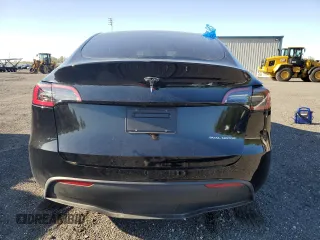 2024 Tesla Model Y Long Range z VIN 7SAYGAEE6RF106267, wystawiony jako Copart lot #53386675 z przebiegiem 8454 mil mil oraz Szkoda całkowita • Salvage title. Historia ofert i sprzedaży dostępna na DreamBid. Obrazek 6.