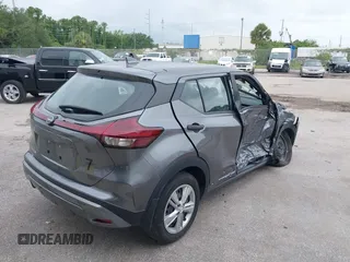 2023 Nissan Kicks S z VIN 3N1CP5BV3PL543504, wystawiony jako IAAI lot #42387560 z przebiegiem 30 740 mil mil oraz . Historia ofert i sprzedaży dostępna na DreamBid. Obrazek 4.