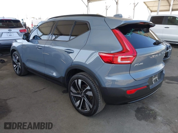 2023 Volvo XC40 Ultimate Dark Theme z VIN YV4L12UX9P2952245, wystawiony jako IAAI lot #42205666 z przebiegiem 19 952 mil mil oraz . Historia ofert i sprzedaży dostępna na DreamBid. Obrazek 3.