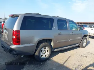 2007 Chevrolet Suburban LT с VIN 1GNFC16027R225418, выставлен на аукционе IAAI как лот 42466800 с пробегом Не указан миль и . История ставок и продаж доступна на DreamBid. Изображение 4.