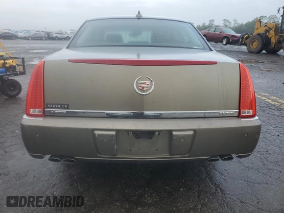 2010 Cadillac DTS 1SD z VIN 1G6KH5EY6AU126664, wystawiony jako Copart lot #58533225 z przebiegiem Nie podano mil oraz Szkoda całkowita • Salvage title. Historia ofert i sprzedaży dostępna na DreamBid. Obrazek 6.