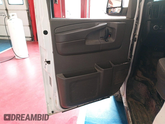 2014 Chevrolet Express Cargo z VIN 1GCWGFCA6E1197965, wystawiony jako IAAI lot #42511886 z przebiegiem 199 293 mil mil oraz . Historia ofert i sprzedaży dostępna na DreamBid. Obrazek 10.