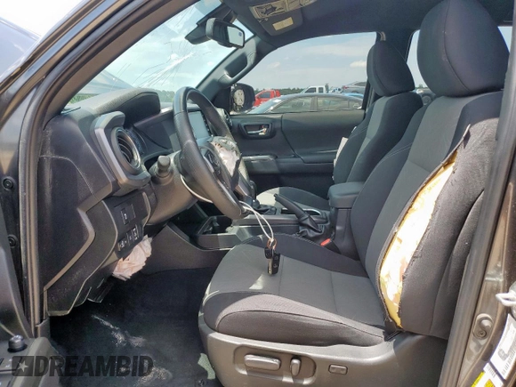 2023 Toyota Tacoma SR z VIN 3TMCZ5AN5PM598443, wystawiony jako Copart lot #60485035 z przebiegiem 18 842 mil mil oraz Szkoda całkowita • Salvage title. Historia ofert i sprzedaży dostępna na DreamBid. Obrazek 7.
