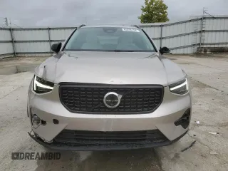 2024 Volvo XC40 Ultimate Dark Theme z VIN YV4L12UM1R2281761, wystawiony jako Copart lot #65295704 z przebiegiem 6 113 mil mil oraz Szkoda całkowita • Salvage title. Historia ofert i sprzedaży dostępna na DreamBid. Obrazek 5.