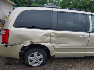 2010 Dodge Grand Caravan Hero z VIN 2D4RN3D17AR390232, wystawiony jako IAAI lot #42301567 z przebiegiem 102 004 mil mil oraz . Historia ofert i sprzedaży dostępna na DreamBid. Obrazek 6.