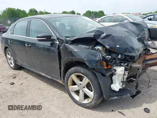 2013 Volkswagen Passat SE z VIN 1VWBP7A36DC012788, wystawiony jako IAAI lot #42365537 z przebiegiem 140 367 mil mil oraz . Historia ofert i sprzedaży dostępna na DreamBid. Obrazek 1.