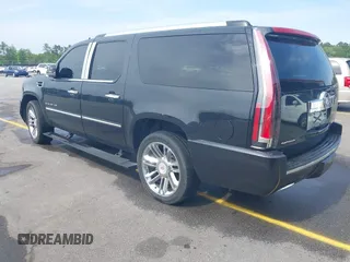 2013 Cadillac Escalade ESV Platinum Edition z VIN 1GYS4KEF8DR145353, wystawiony jako IAAI lot #42265408 z przebiegiem 218 420 mil mil oraz . Historia ofert i sprzedaży dostępna na DreamBid. Obrazek 3.