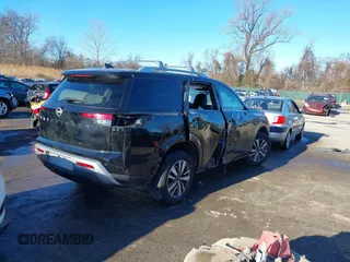 2023 Nissan Pathfinder SL z VIN 5N1DR3CCXPC231961, wystawiony jako IAAI lot #41375091 z przebiegiem 24 314 mil mil oraz . Historia ofert i sprzedaży dostępna na DreamBid. Obrazek 4.