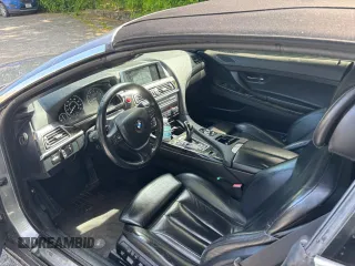 2012 BMW 6 Series 650i z VIN WBALZ3C55CDL70608, wystawiony jako Copart lot #59791605 z przebiegiem 97 077 mil mil oraz Czysty tytuł • Clean title. Historia ofert i sprzedaży dostępna na DreamBid. Obrazek 5.