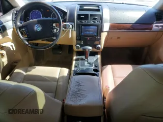 2005 Volkswagen Touareg z VIN WVGBG77L25D010568, wystawiony jako Copart lot #57268755 z przebiegiem 229 928 mil mil oraz Szkoda całkowita • Salvage title. Historia ofert i sprzedaży dostępna na DreamBid. Obrazek 8.
