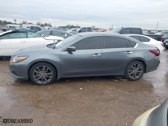 2018 Nissan Altima 2.5 SL with VIN 1N4AL3AP7JC184397, listed as a IAAI auction lot 41333050 with 110,206 mi miles. Bid and sale history available at carsss.com. Image 14.