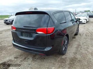 2018 Chrysler Pacifica Touring Plus with VIN 2C4RC1FG9JR351697, listed as a IAAI auction lot 42077064 with 176,644 mi miles. Bid and sale history available at carsss.com. Image 4.