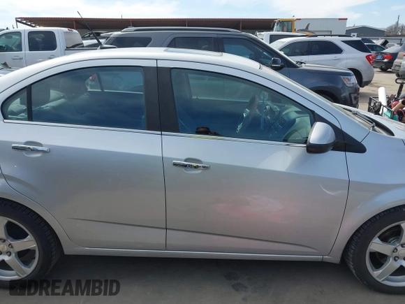 2012 Chevrolet Sonic LTZ z VIN 1G1JE5SB8C4210627, wystawiony jako IAAI lot #41662225 z przebiegiem 72 358 mil mil oraz . Historia ofert i sprzedaży dostępna na DreamBid. Obrazek 14.