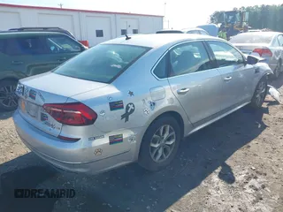 2017 Volkswagen Passat S z VIN 1VWAT7A30HC009964, wystawiony jako IAAI lot #42181146 z przebiegiem 118 855 mil mil oraz . Historia ofert i sprzedaży dostępna na DreamBid. Obrazek 4.