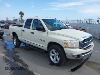 2006 Dodge 1500 SLT z VIN 1D7HU18N36J189913, wystawiony jako IAAI lot #42040927 z przebiegiem 111 938 mil mil oraz . Historia ofert i sprzedaży dostępna na DreamBid. Obrazek 1.