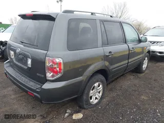 2008 Honda Pilot VP with VIN 5FNYF18238B052443, listed as a IAAI auction lot 41993151 with 105,671 mi miles. Bid and sale history available at carsss.com. Image 4.