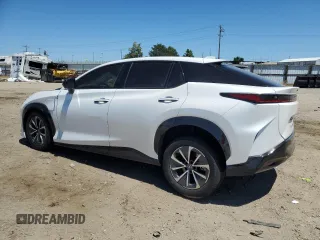 2023 Lexus RZ 450e Premium z VIN JTJAAAAB7PA020268, wystawiony jako Copart lot #58538734 z przebiegiem 12 517 mil mil oraz Szkody całkowita. Historia ofert i sprzedaży dostępna na DreamBid. Obrazek 2.