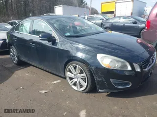 2013 Volvo S60 T6 R-Design Platinum with VIN YV1902FH4D1205833, listed as a IAAI auction lot 41609805 with 202,537 mi miles. Bid and sale history available at carsss.com. Image 1.