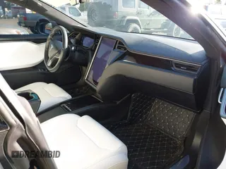 2018 Tesla Model S 75D with VIN 5YJSA1E28JF273809, listed as a IAAI auction lot 42029434 with 85,972 mi miles and . Bid and sale history available at DreamBid. Image 5.