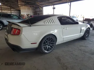 2011 Ford Mustang GT z VIN 1ZVBP8CF2B5107606, wystawiony jako Copart lot #61621395 z przebiegiem 144 648 mil mil oraz Czysty tytuł • Clean title. Historia ofert i sprzedaży dostępna na DreamBid. Obrazek 3.