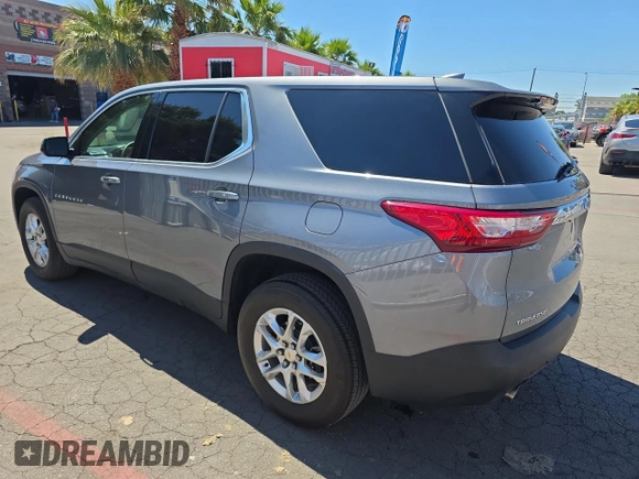 2020 Chevrolet Traverse LS z VIN 1GNERFKW1LJ219345, wystawiony jako Copart lot #56702425 z przebiegiem 43 927 mil mil oraz Szkoda całkowita • Salvage title. Historia ofert i sprzedaży dostępna na DreamBid. Obrazek 3.
