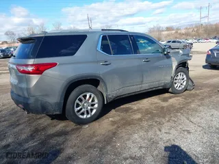 2018 Chevrolet Traverse LT Cloth with VIN 1GNEVGKW6JJ158959, listed as a IAAI auction lot 41491806 with 110,445 mi miles. Bid and sale history available at carsss.com. Image 4.
