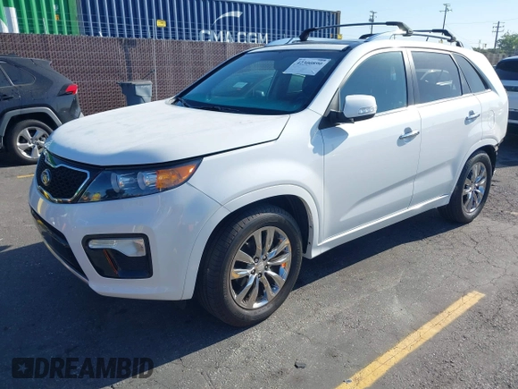 2013 Kia Sorento SX z VIN 5XYKW4A29DG325731, wystawiony jako IAAI lot #42300890 z przebiegiem 62 410 mil mil oraz . Historia ofert i sprzedaży dostępna na DreamBid. Obrazek 2.