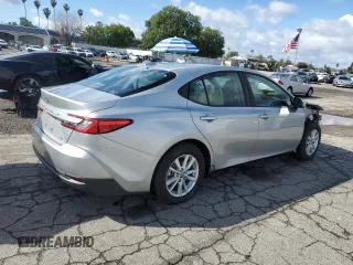 2025 Toyota Camry LE z VIN 4T1DAACK8SU007349, wystawiony jako Copart lot #48939945 z przebiegiem 25 107 mil mil oraz Szkoda całkowita • Salvage title. Historia ofert i sprzedaży dostępna na DreamBid. Obrazek 3.
