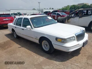 1997 Lincoln Town Car Executive z VIN 1LNLM81W3VY728287, wystawiony jako IAAI lot #42304610 z przebiegiem 95 225 mil mil oraz . Historia ofert i sprzedaży dostępna na DreamBid. Obrazek 1.