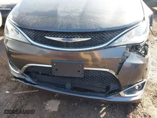 2020 Chrysler Pacifica Touring L with VIN 2C4RC1BG4LR285276, listed as a IAAI auction lot 41775858 with 127,190 mi miles. Bid and sale history available at carsss.com. Image 12.