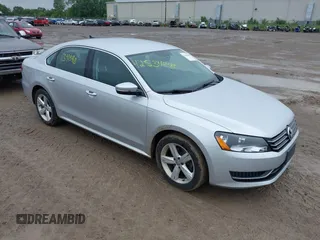 2014 Volkswagen Passat Wolfsburg Edition z VIN 1VWAT7A33EC035714, wystawiony jako IAAI lot #42534840 z przebiegiem 142 581 mil mil oraz . Historia ofert i sprzedaży dostępna na DreamBid. Obrazek 1.
