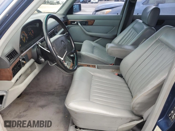 1986 Mercedes-Benz 560 with VIN WDBCA39D0GA267806, listed as a Copart auction lot 49870225 with 117,401 mi miles and Clean Title. Bid and sale history available at DreamBid. Image 7.