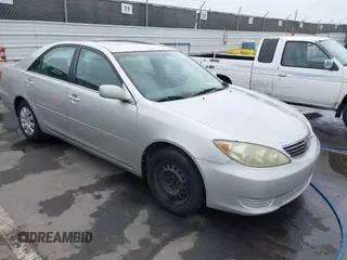 2005 Toyota Camry STD z VIN 4T1BE32K65U557971, wystawiony jako IAAI lot #42569789 z przebiegiem 221 796 mil mil oraz . Historia ofert i sprzedaży dostępna na DreamBid. Obrazek 1.