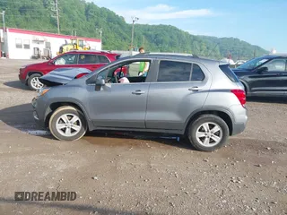 2020 Chevrolet Trax LT z VIN 3GNCJPSB7LL323025, wystawiony jako IAAI lot #42258130 z przebiegiem 55 635 mil mil oraz . Historia ofert i sprzedaży dostępna na DreamBid. Obrazek 14.