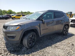 2019 Jeep Compass Altitude z VIN 3C4NJDBB0KT683557, wystawiony jako Copart lot #59211055 z przebiegiem 102 648 mil mil oraz Szkoda całkowita • Salvage title. Historia ofert i sprzedaży dostępna na DreamBid. Obrazek 1.