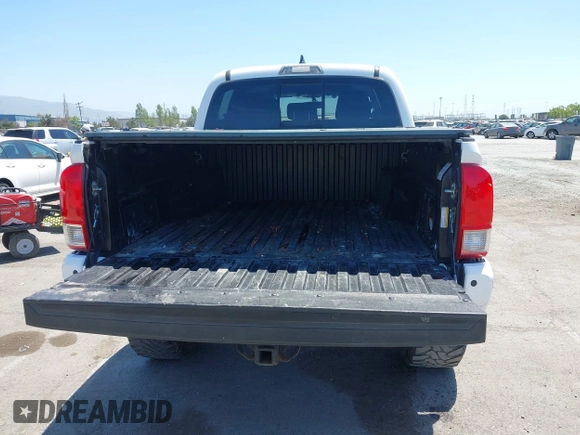 2017 Toyota Tacoma SR5 z VIN 3TMCZ5AN7HM095515, wystawiony jako IAAI lot #42150909 z przebiegiem 70 603 mil mil oraz . Historia ofert i sprzedaży dostępna na DreamBid. Obrazek 16.