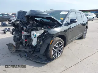 2024 Chevrolet Blazer RS z VIN 3GNKBERS5RS181954, wystawiony jako IAAI lot #42057083 z przebiegiem 10 701 mil mil oraz . Historia ofert i sprzedaży dostępna na DreamBid. Obrazek 2.