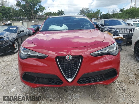 2024 Alfa Romeo Stelvio Ti z VIN ZASPAKBN7R7D70650, wystawiony jako Copart lot #63220614 z przebiegiem 8 078 mil mil oraz Nie do naprawy • Non repairable. Historia ofert i sprzedaży dostępna na DreamBid. Obrazek 5.