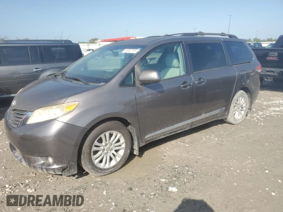 2012 Toyota Sienna XLE AAS z VIN 5TDYK3DC2CS196804, wystawiony jako Copart lot #65655755 z przebiegiem 298 629 mil mil oraz Czysty tytuł • Clean title. Historia ofert i sprzedaży dostępna na DreamBid. Obrazek 1.