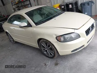 2010 Volvo C70 z VIN YV1672MC2AJ090165, wystawiony jako IAAI lot #42279497 z przebiegiem 219 680 mil mil oraz . Historia ofert i sprzedaży dostępna na DreamBid. Obrazek 1.
