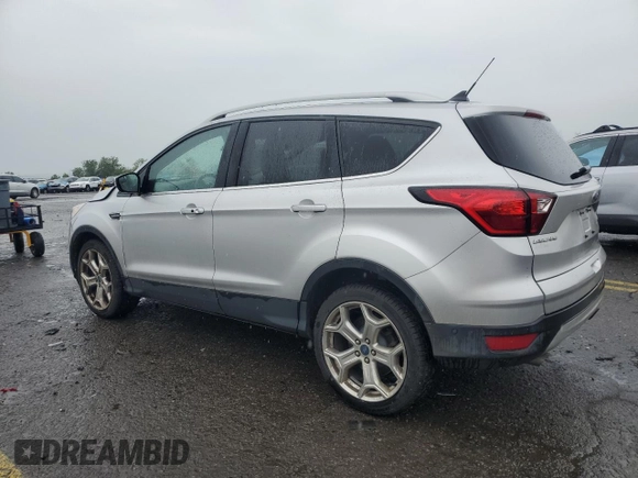 2019 Ford Escape Titanium z VIN 1FMCU9J99KUB44026, wystawiony jako Copart lot #58495855 z przebiegiem 106 361 mil mil oraz Szkoda całkowita • Salvage title. Historia ofert i sprzedaży dostępna na DreamBid. Obrazek 2.