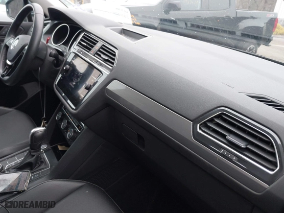 2020 Volkswagen Tiguan SE with VIN 3VV2B7AX2LM086678, listed as a IAAI auction lot 41694051 with 59,495 mi miles. Bid and sale history available at carsss.com. Image 5.