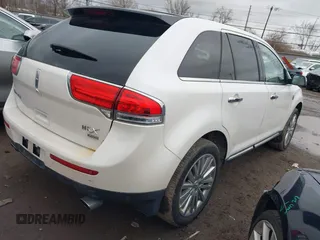 2011 Lincoln MKX with VIN 2LMDJ8JK6BBJ20920, listed as a IAAI auction lot 41651637 with 213,561 mi miles. Bid and sale history available at carsss.com. Image 4.