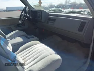 1993 GMC Suburban с VIN 1GKFK16K2PJ710108, выставлен на аукционе IAAI как лот 41560573 с пробегом 232 246 миль миль и . История ставок и продаж доступна на DreamBid. Изображение 5.