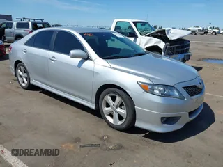 2011 Toyota Camry LE z VIN 4T1BF3EK6BU166646, wystawiony jako IAAI lot #41963741 z przebiegiem 133 481 mil mil oraz . Historia ofert i sprzedaży dostępna na DreamBid. Obrazek 1.