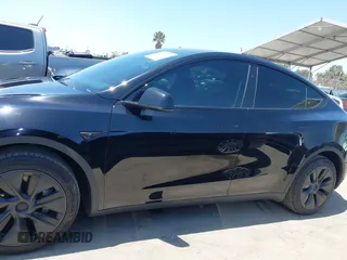 2024 Tesla Model Y с VIN 7SAYGDED2RF111670, выставлен на аукционе IAAI как лот 42321121 с пробегом 13 806 миль миль и . История ставок и продаж доступна на DreamBid. Изображение 14.