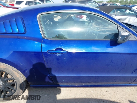 2014 Ford Mustang V6 z VIN 1ZVBP8AM2E5262050, wystawiony jako IAAI lot #42600638 z przebiegiem 208 708 mil mil oraz . Historia ofert i sprzedaży dostępna na DreamBid. Obrazek 13.