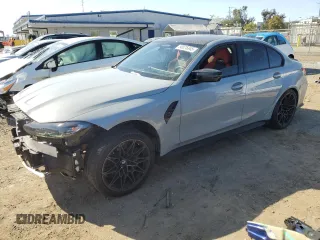 2024 BMW M3 Competition xDrive z VIN WBS43AY08RFT28739, wystawiony jako Copart lot #50075345 z przebiegiem 6 737 mil mil oraz Szkoda całkowita • Salvage title. Historia ofert i sprzedaży dostępna na DreamBid. Obrazek 1.