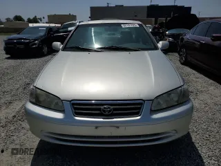 2000 Toyota Camry CE z VIN 4T1BG22K2YU663536, wystawiony jako Copart lot #60101425 z przebiegiem 109 342 mil mil oraz Czysty tytuł • Clean title. Historia ofert i sprzedaży dostępna na DreamBid. Obrazek 5.
